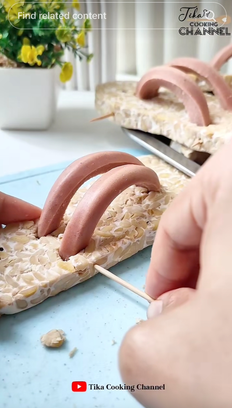 Bukan tipuan AI, ini cara bikin sandal goreng jepit dari tempe dan sosis yang lucu dan gampang dibuat