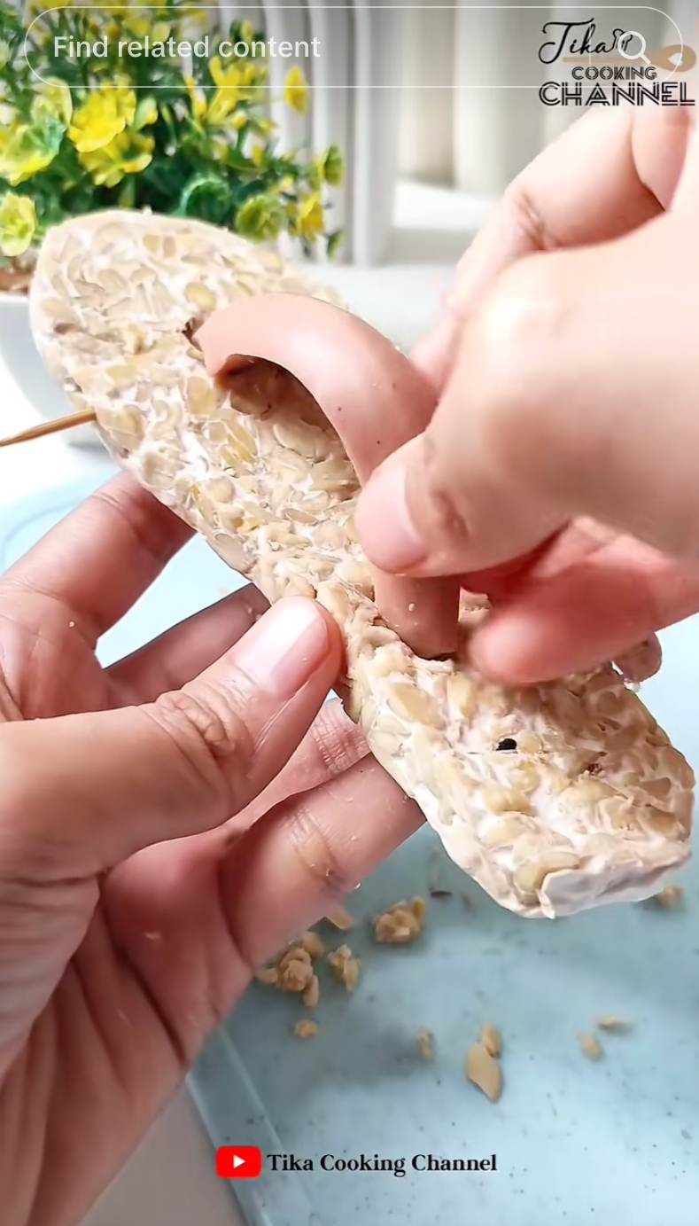 Bukan tipuan AI, ini cara bikin sandal goreng jepit dari tempe dan sosis yang lucu dan gampang dibuat