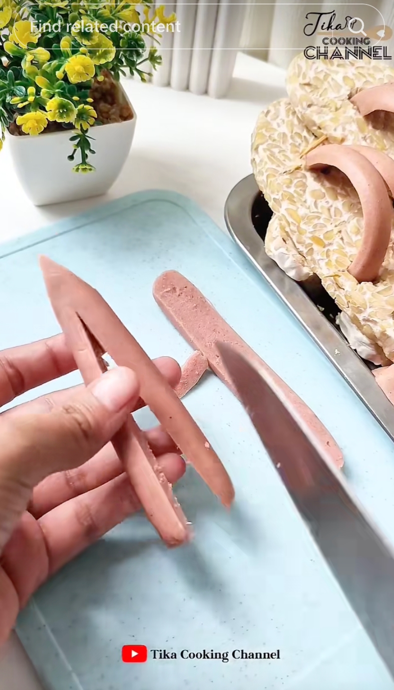 Bukan tipuan AI, ini cara bikin sandal goreng jepit dari tempe dan sosis yang lucu dan gampang dibuat