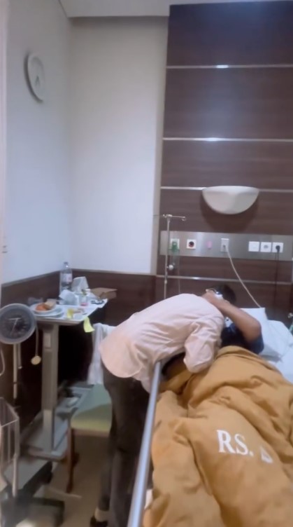 Bergelut dengan penyakit kini dirawat di rumah sakit, 7 potret Jaja Miharja nangis dijenguk Ruben Onsu