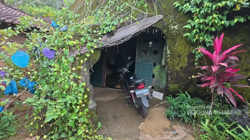 Rumah batu di pelosok kampung ini ditawar Rp3 miliar tapi ditolak, 11 potretnya dalamnya bikin melongo