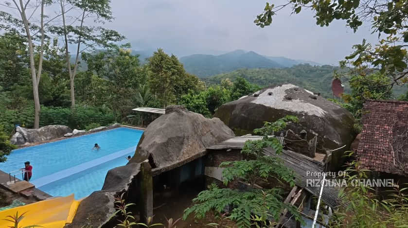 Rumah batu di pelosok kampung ini ditawar Rp3 miliar tapi ditolak, 11 potretnya dalamnya bikin melongo