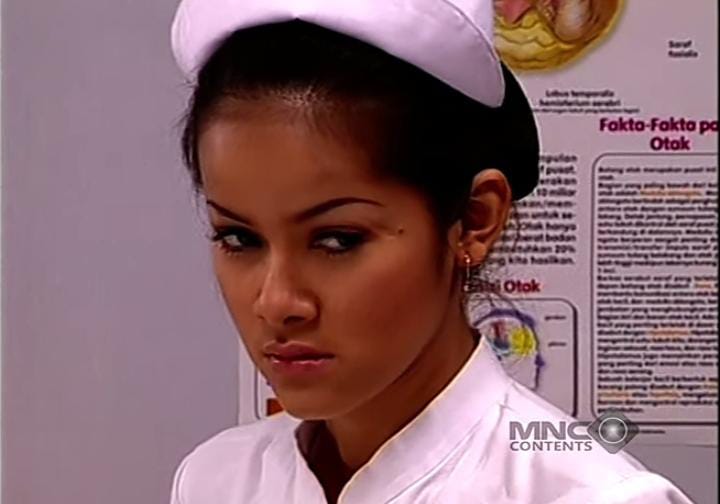 Naik daun lewat sapaan 'Pagi Dona', intip 9 potret lawas Olla Ramlan yang awali karier sebagai model