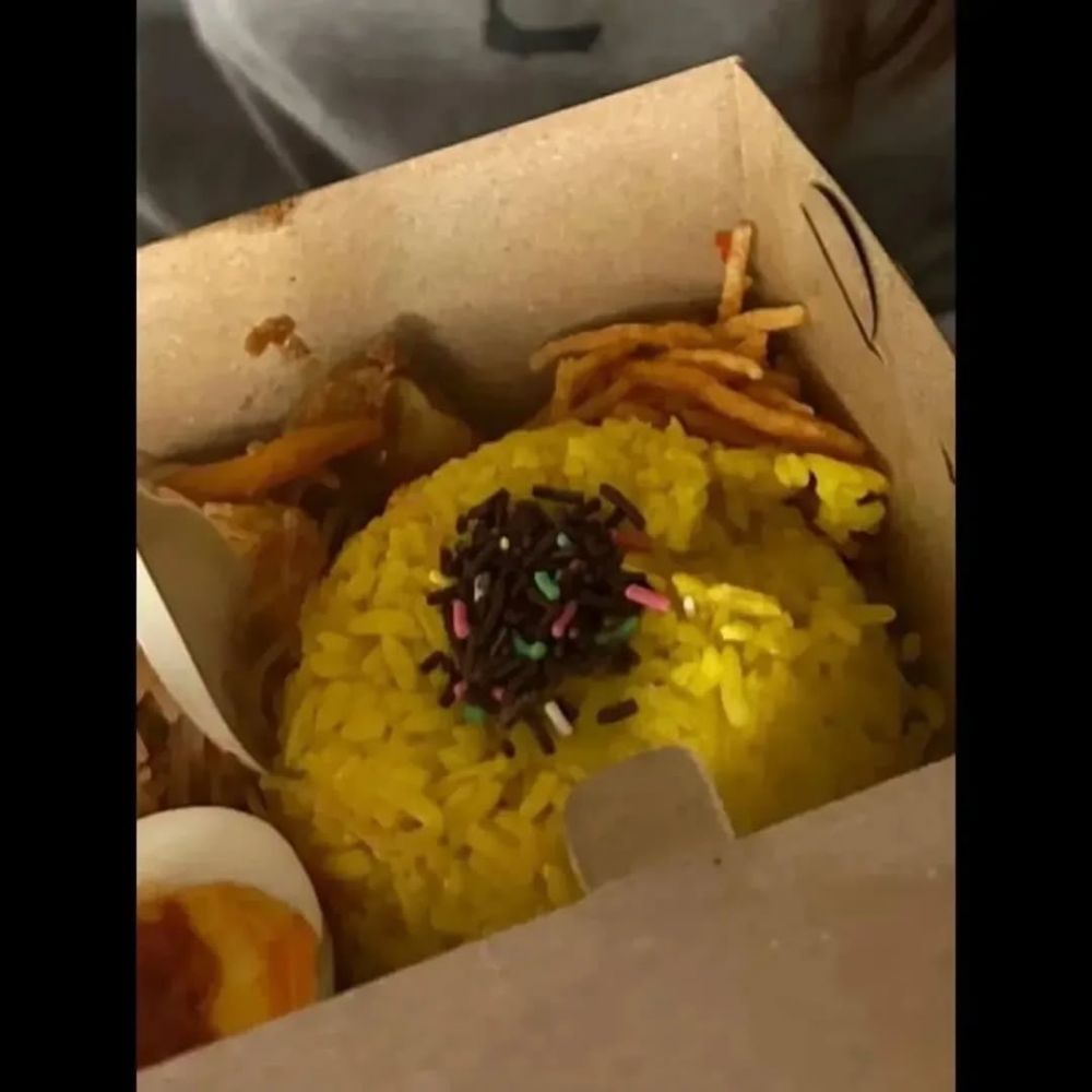 Cewek ini tunjukkan kebiasaannya makan berat bertabur meses, bisa bayangin rasanya nggak?