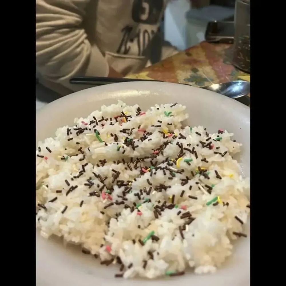 Cewek ini tunjukkan kebiasaannya makan berat bertabur meses, bisa bayangin rasanya nggak?