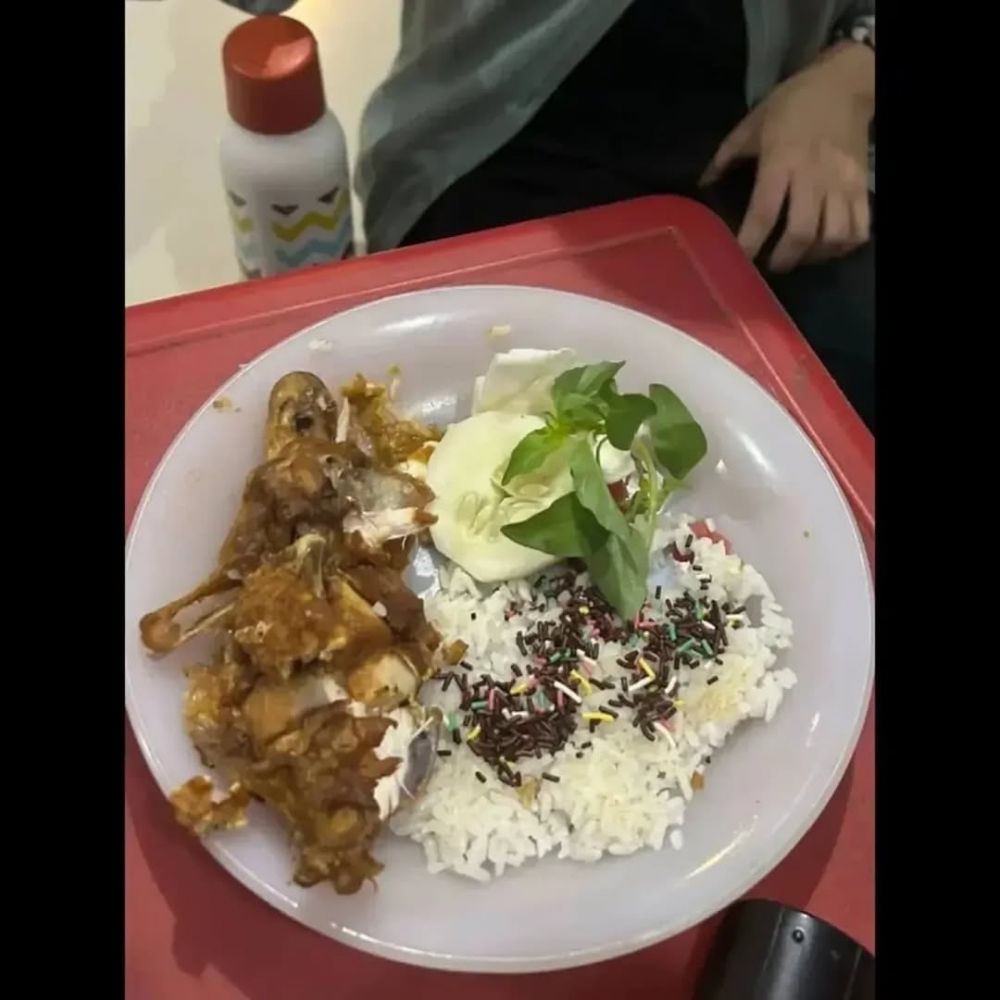 Cewek ini tunjukkan kebiasaannya makan berat bertabur meses, bisa bayangin rasanya nggak?