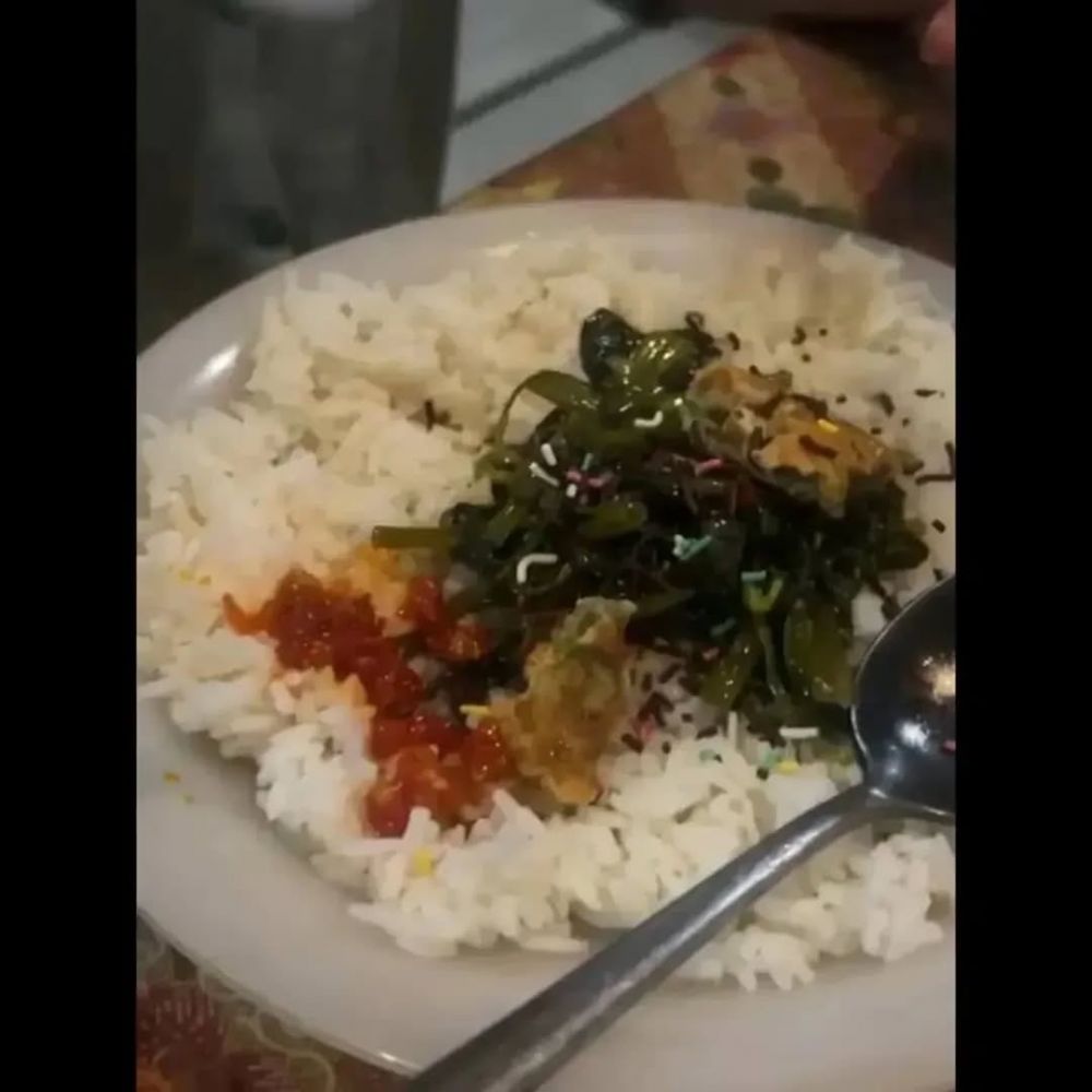 Cewek ini tunjukkan kebiasaannya makan berat bertabur meses, bisa bayangin rasanya nggak?