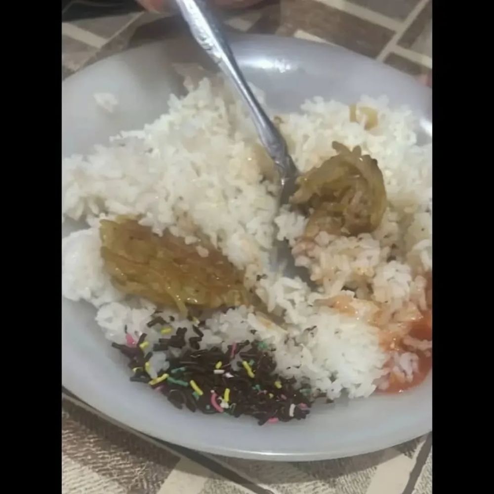 Cewek ini tunjukkan kebiasaannya makan berat bertabur meses, bisa bayangin rasanya nggak?