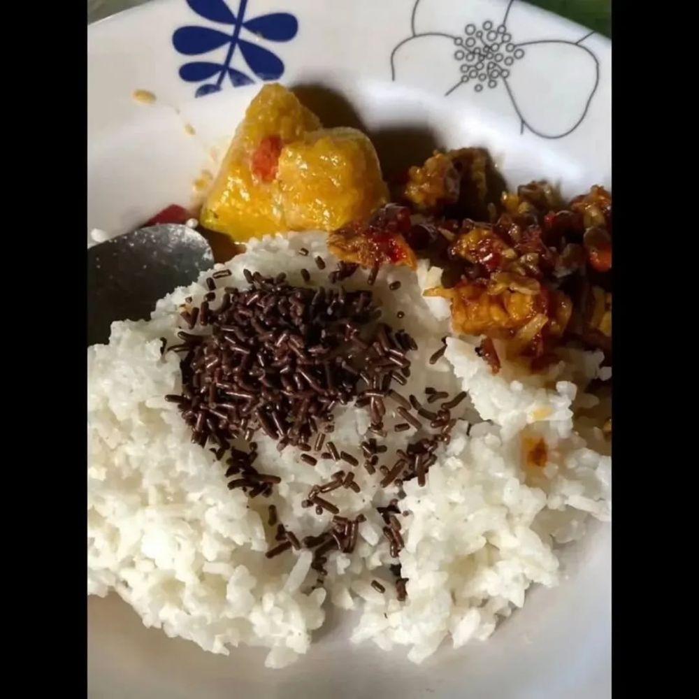 Cewek ini tunjukkan kebiasaannya makan berat bertabur meses, bisa bayangin rasanya nggak?