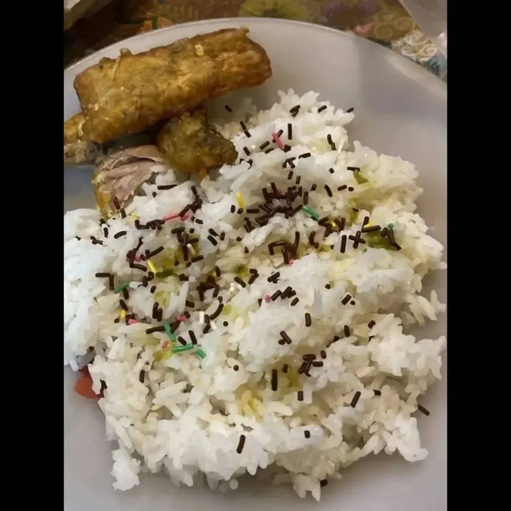 Cewek ini tunjukkan kebiasaannya makan berat bertabur meses, bisa bayangin rasanya nggak?