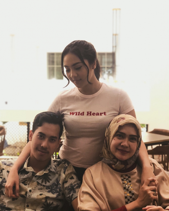 Sorot mata dan senyuman mirip Luna Maya, wanita ini ternyata ibu artis terkenal, ini 9 transformasinya