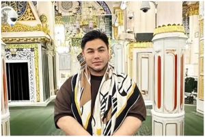 Ivan Gunawan senyum manis foto di Raudah Taman Surga di Masjid Nabawi Madinah, tempat mustajab berdoa