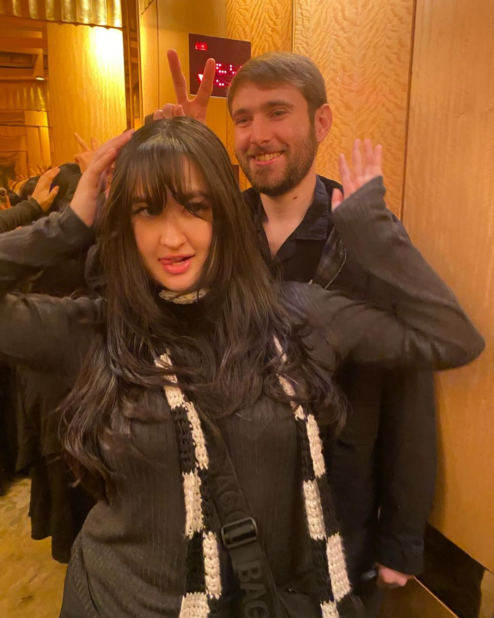 Setahun bertunangan akhirnya menikah, ini sosok Asher Novkov Bloom menantu baru Titi DJ