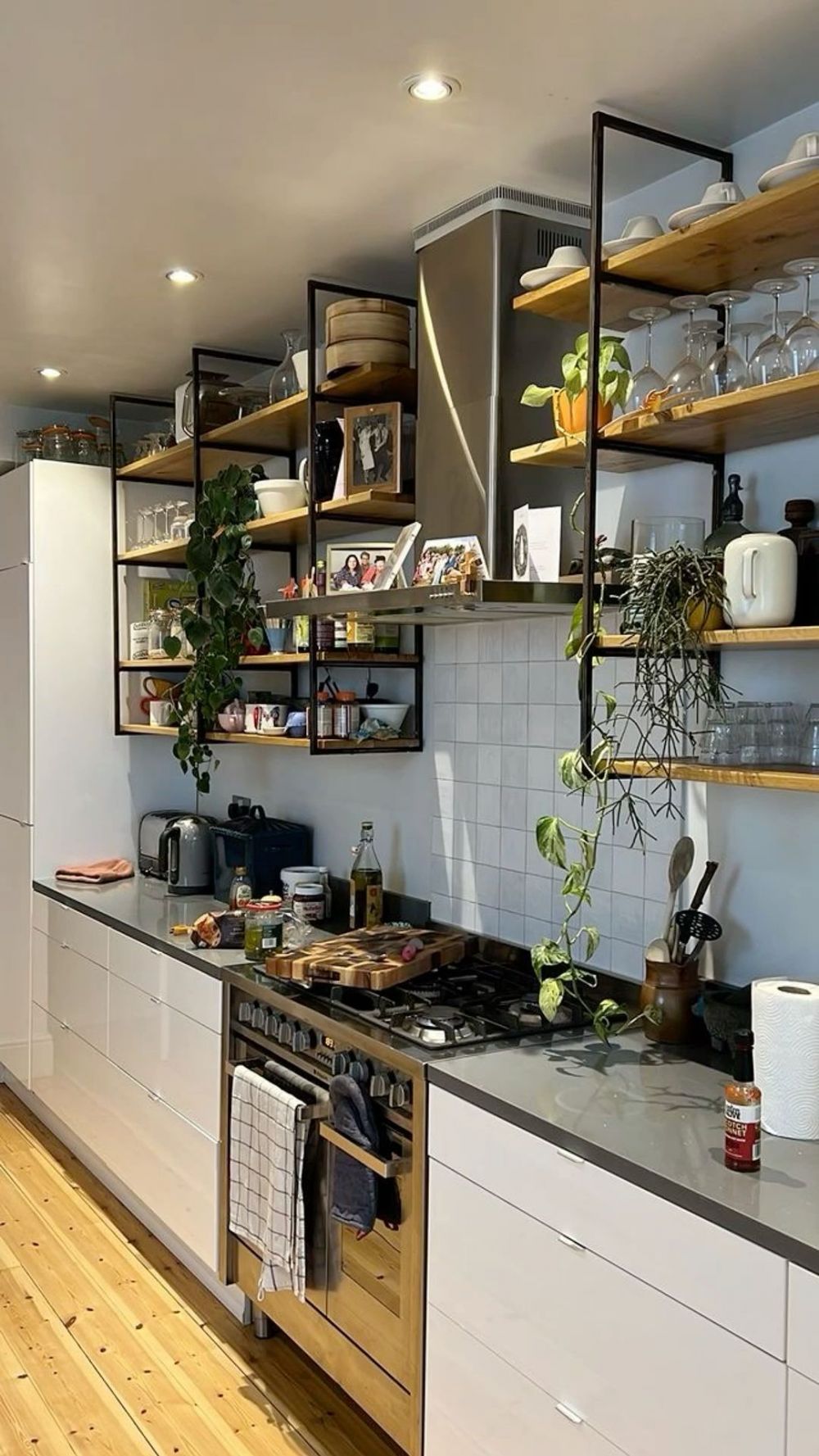 9 Desain kitchen set minimalis buat dapur rumah subsidi, simple dan cocok buat latar konten memasak