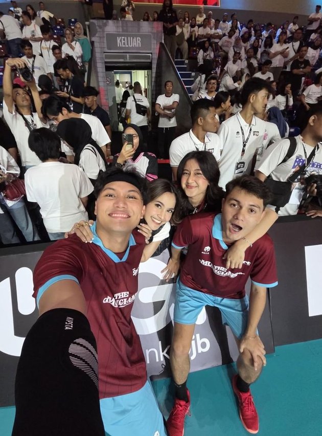 Diduga tengah PDKT, ini 9 momen manis Keisya Levronka dukung Nyoman Paul di Bahkan Voli, akrab pol