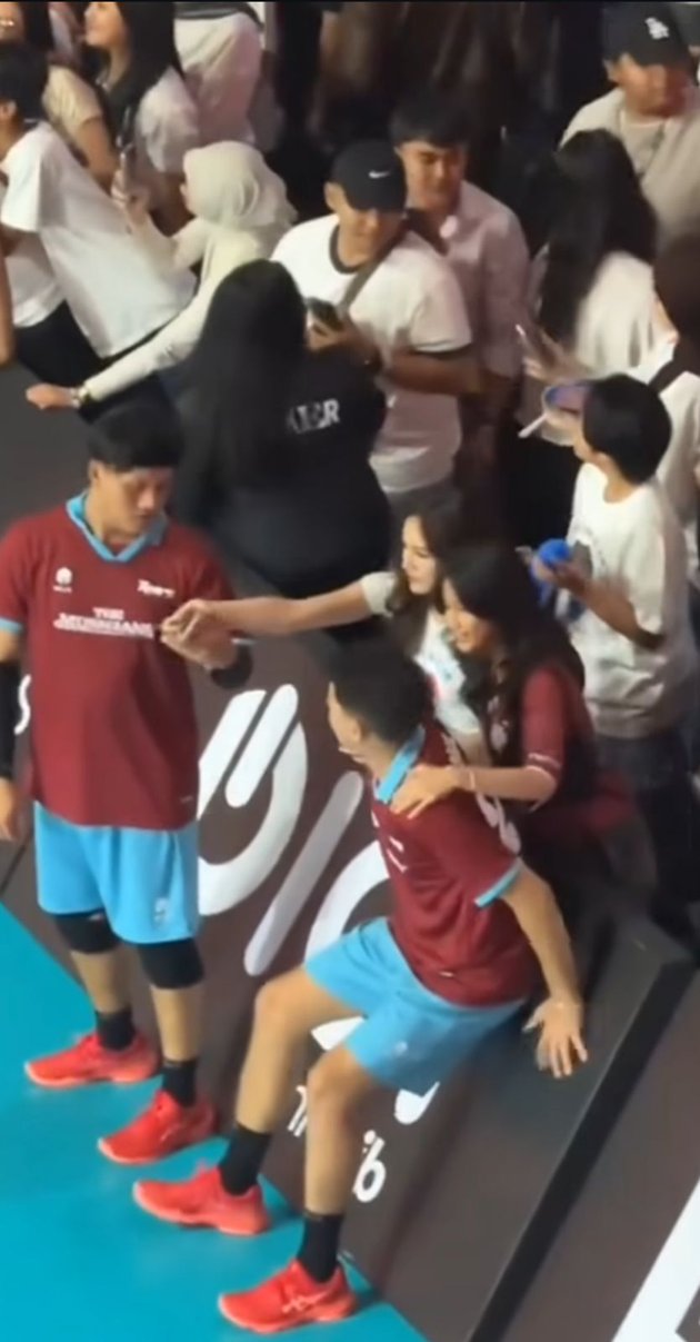 Diduga tengah PDKT, ini 9 momen manis Keisya Levronka dukung Nyoman Paul di Bahkan Voli, akrab pol