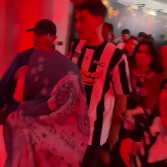 Diduga tengah PDKT, ini 9 momen manis Keisya Levronka dukung Nyoman Paul di Bahkan Voli, akrab pol