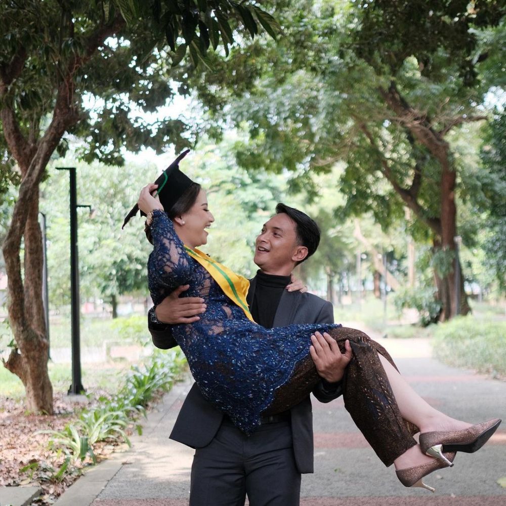 Mantan artis ini kini menikah dan jadi tukang servis jok motor, ini 9 potret terbarunya bareng istri