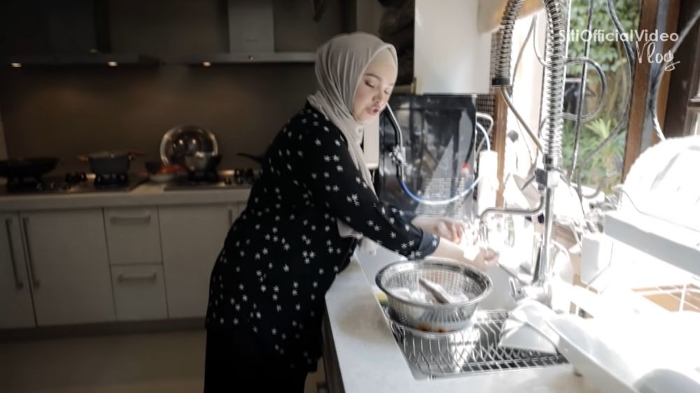Ruang makannya megah bak tempat makan sultan, ini 7 cara Siti Nurhaliza menata dapur mewahnya