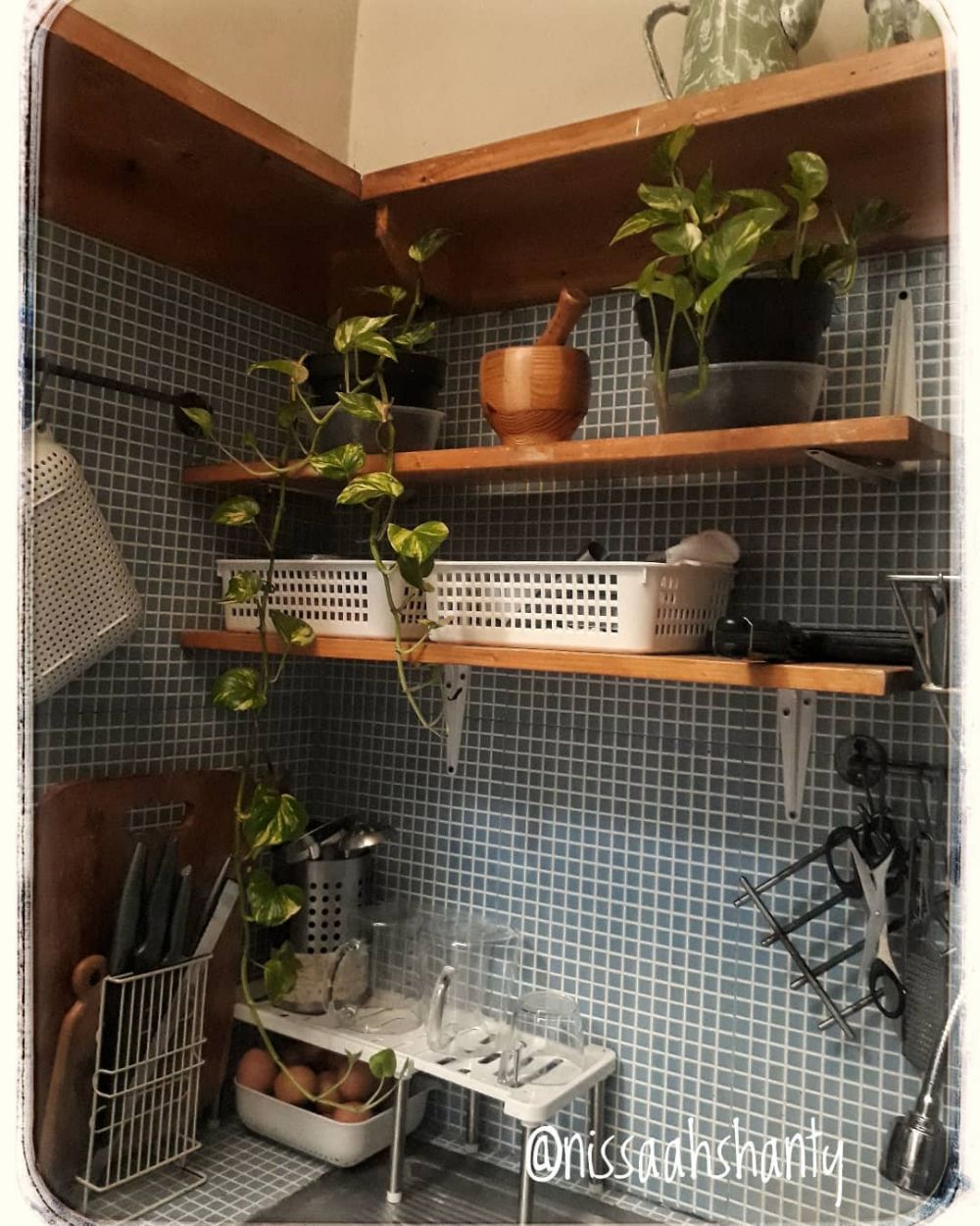 Cara menata dapur seluas gang senggol tanpa kitchen set ini hasilnya bikin nyaman, ini 11 potretnya