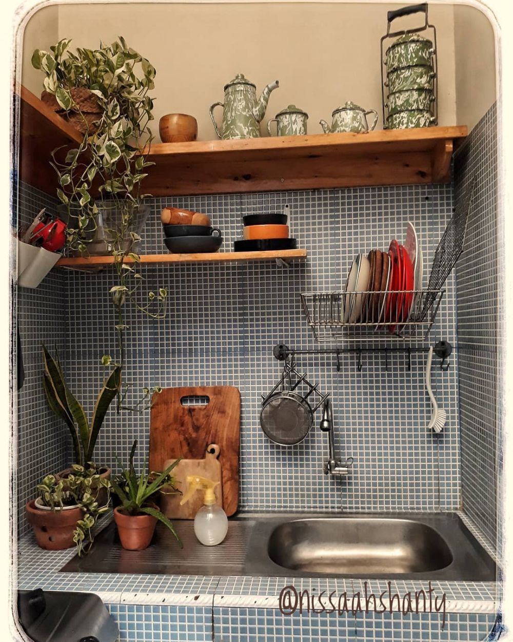 Cara menata dapur seluas gang senggol tanpa kitchen set ini hasilnya bikin nyaman, ini 11 potretnya