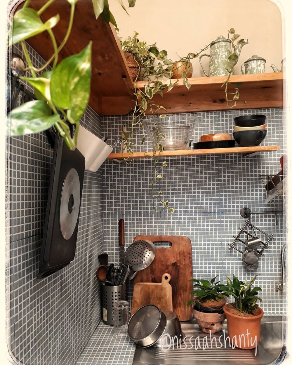 Cara menata dapur seluas gang senggol tanpa kitchen set ini hasilnya bikin nyaman, ini 11 potretnya