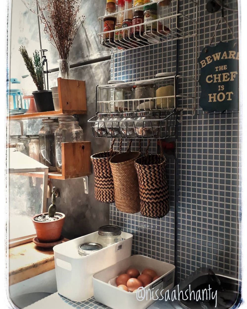 Cara menata dapur seluas gang senggol tanpa kitchen set ini hasilnya bikin nyaman, ini 11 potretnya