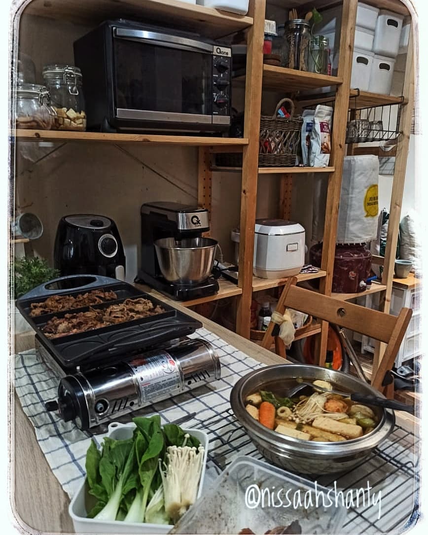 Cara menata dapur seluas gang senggol tanpa kitchen set ini hasilnya bikin nyaman, ini 11 potretnya