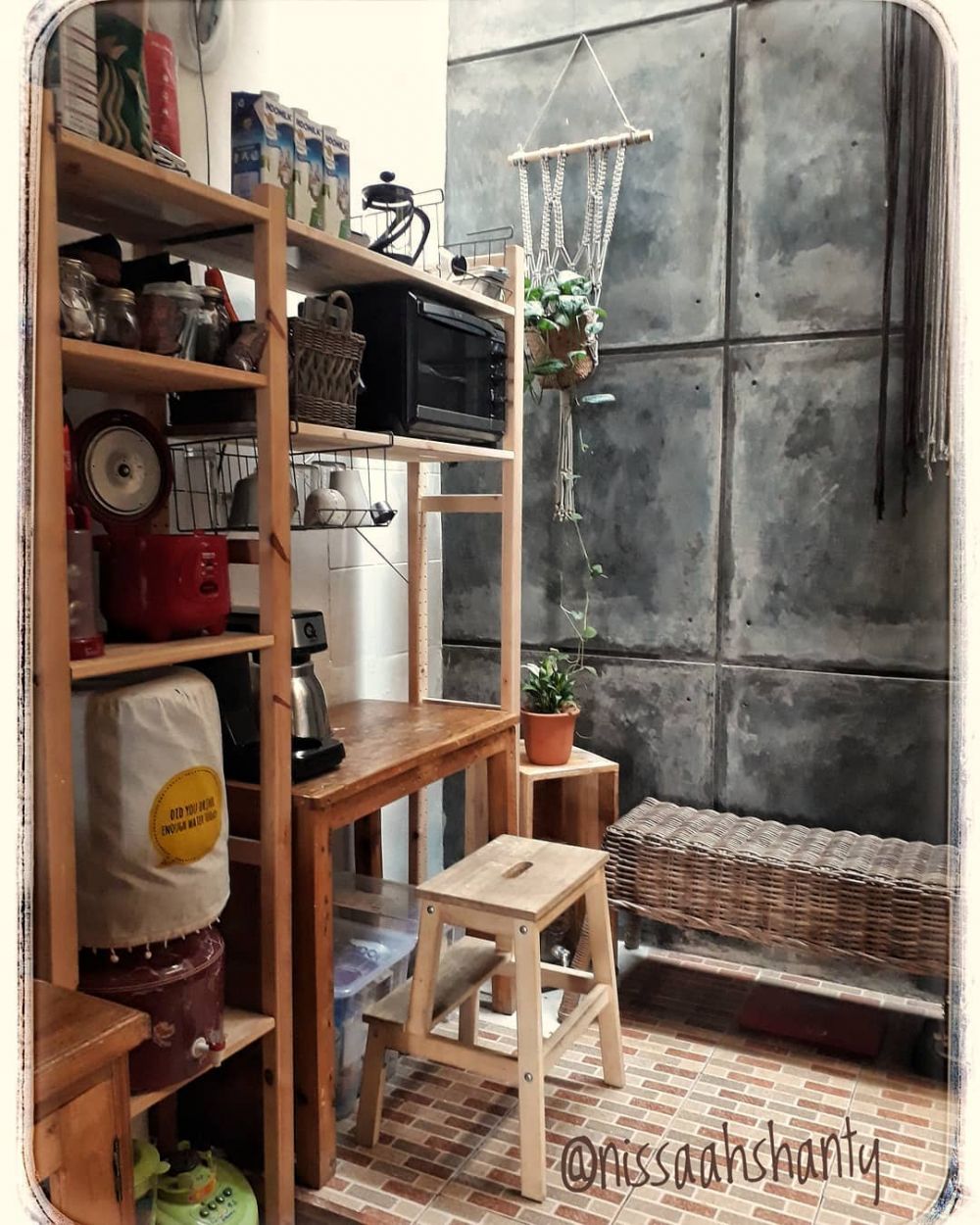 Cara menata dapur seluas gang senggol tanpa kitchen set ini hasilnya bikin nyaman, ini 11 potretnya