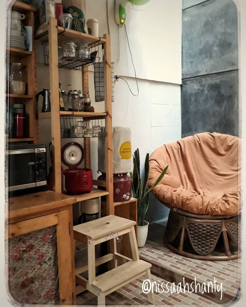 Cara menata dapur seluas gang senggol tanpa kitchen set ini hasilnya bikin nyaman, ini 11 potretnya