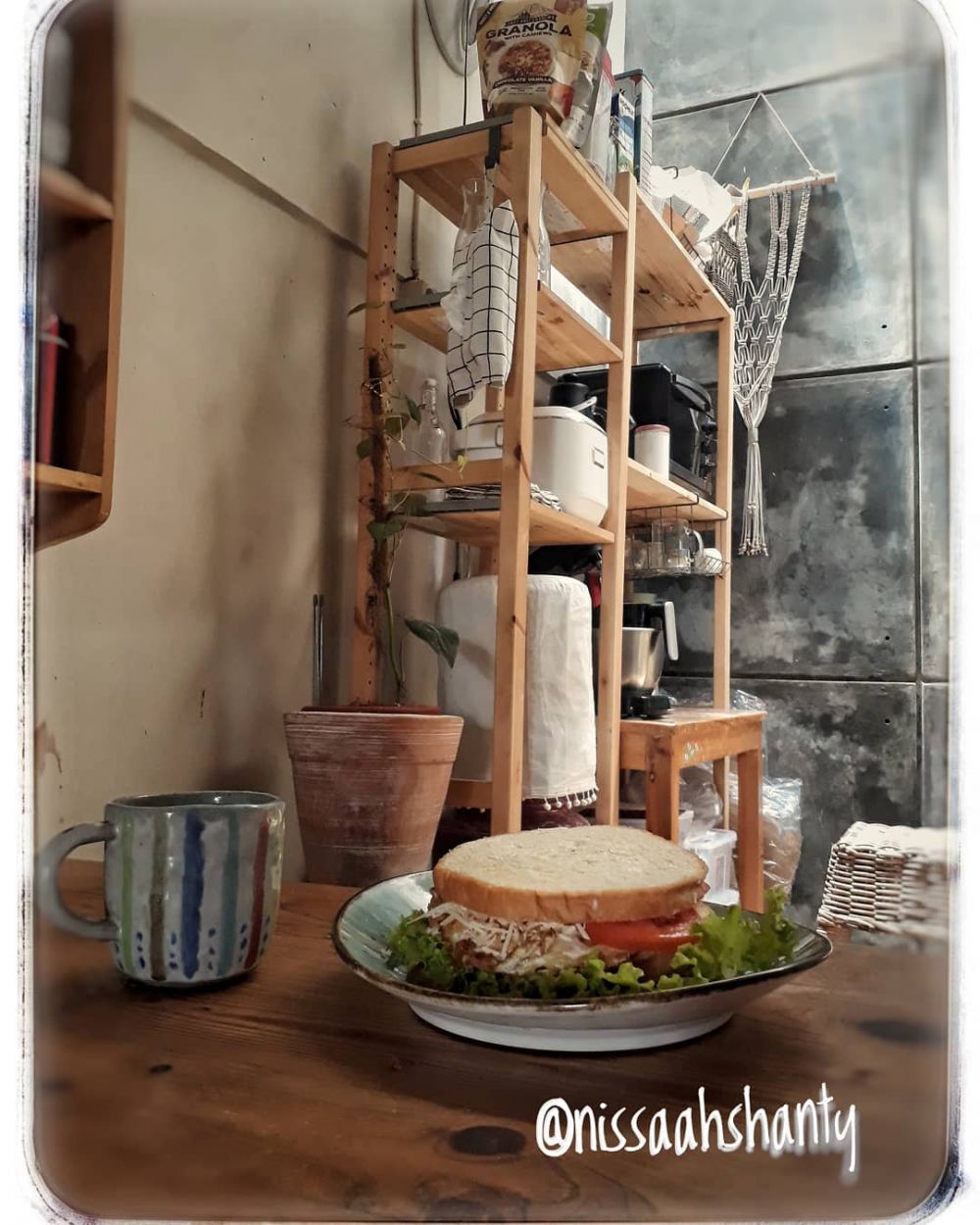 Cara menata dapur seluas gang senggol tanpa kitchen set ini hasilnya bikin nyaman, ini 11 potretnya