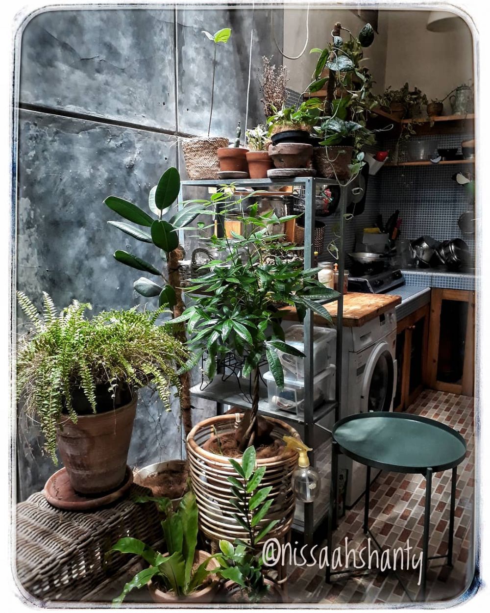 Cara menata dapur seluas gang senggol tanpa kitchen set ini hasilnya bikin nyaman, ini 11 potretnya