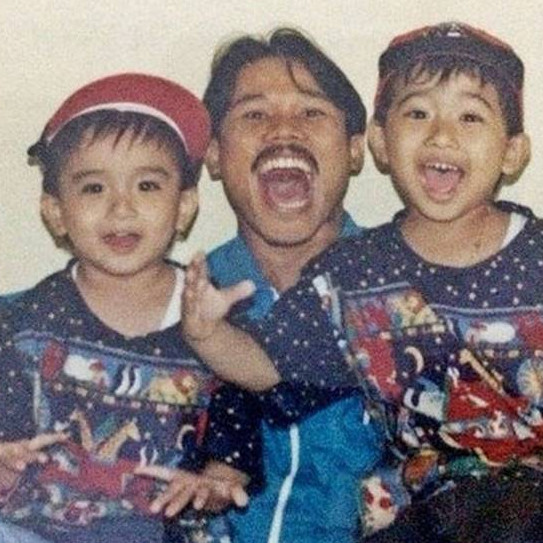 Dulu pernah fans kini jadi rekan artis, ini potret jadul 11 seleb Tanah Air bareng idola mereka dulu