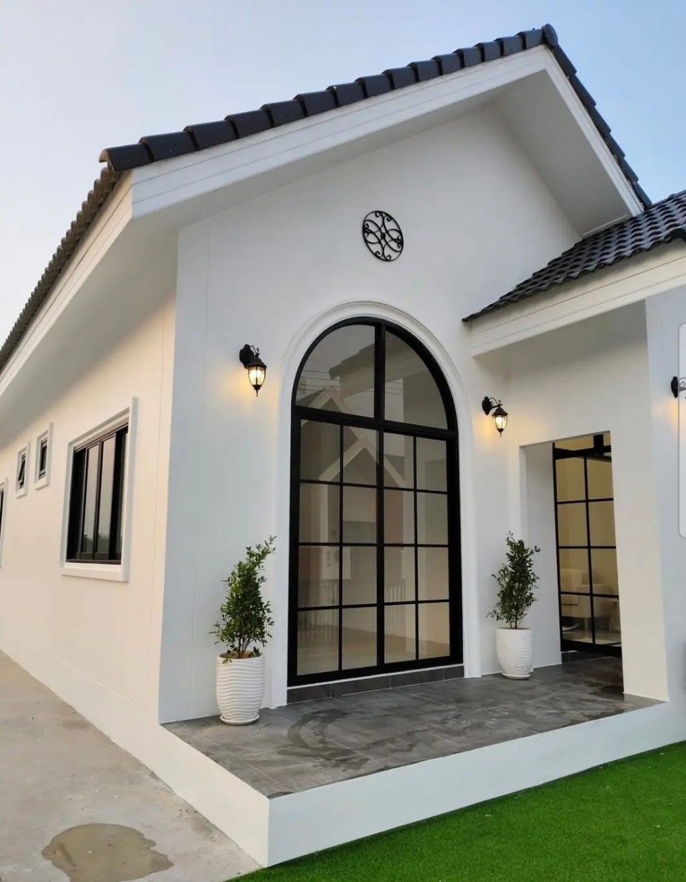 11 Rekomendasi warna cat rumah yang sejuk, bikin suasana adem meski cuaca lagi panas-panasnya