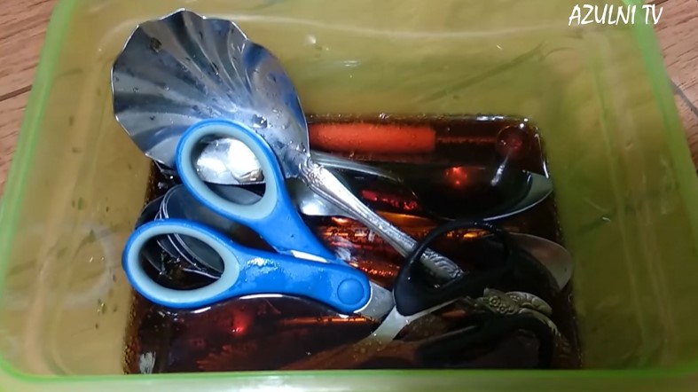 Tak perlu direndam cuka, ini trik mudah bersihkan karat di sendok cuma pakai 2 bahan dapur