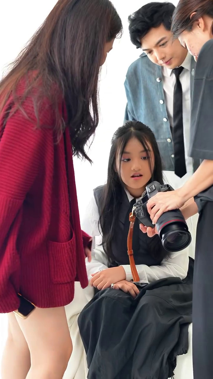 9 Potret photoshoot Nicky Tirta bareng putri semata wayang, paras awet mudanya bikin salfok