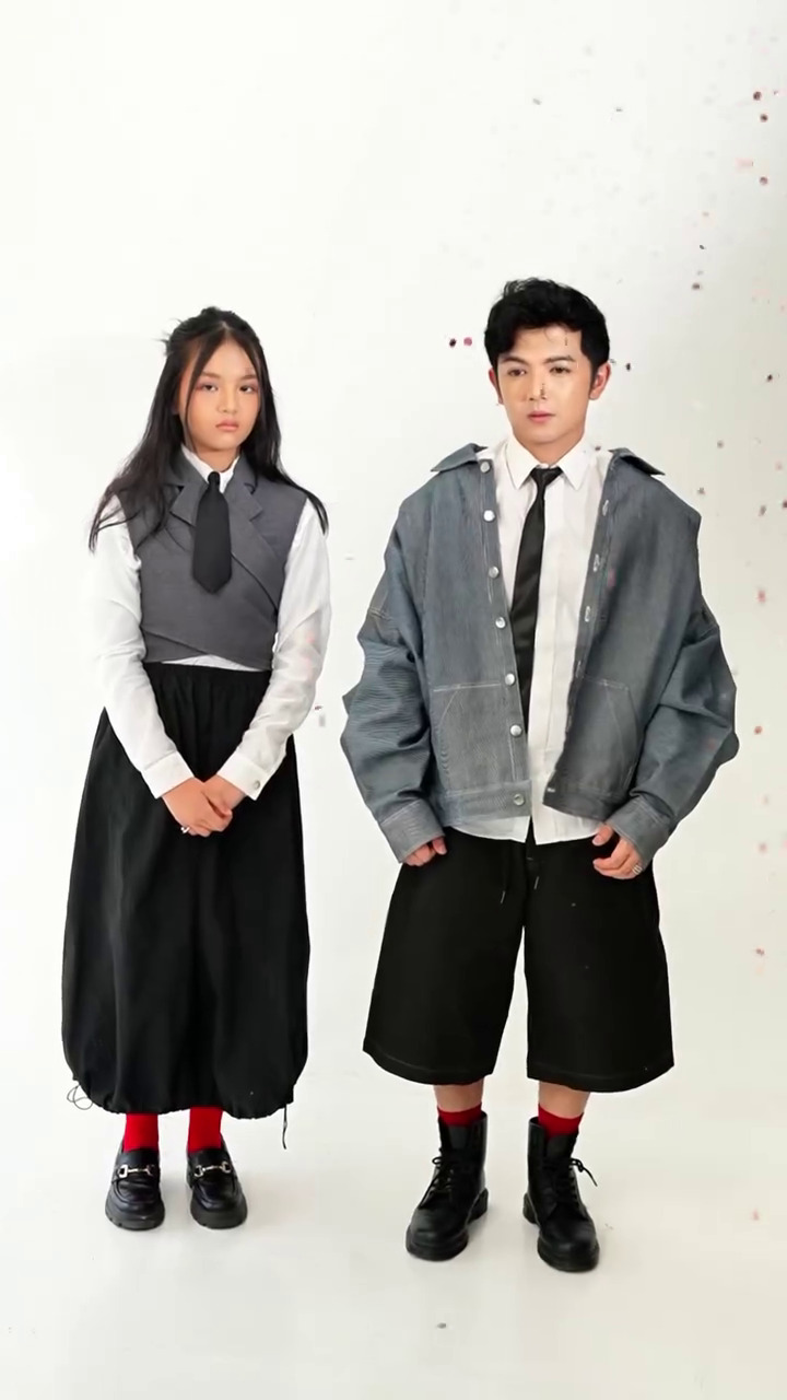 9 Potret photoshoot Nicky Tirta bareng putri semata wayang, paras awet mudanya bikin salfok