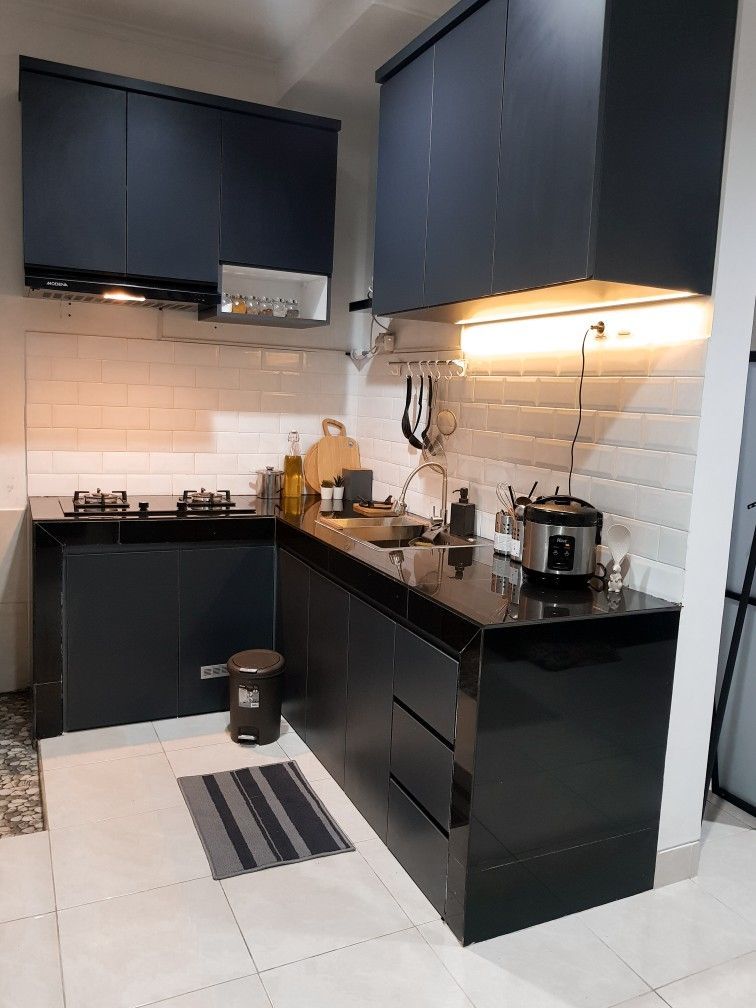11 Desain dapur kecil dan rapi, bikin masak makin semangat meski ruangan bak gang senggol