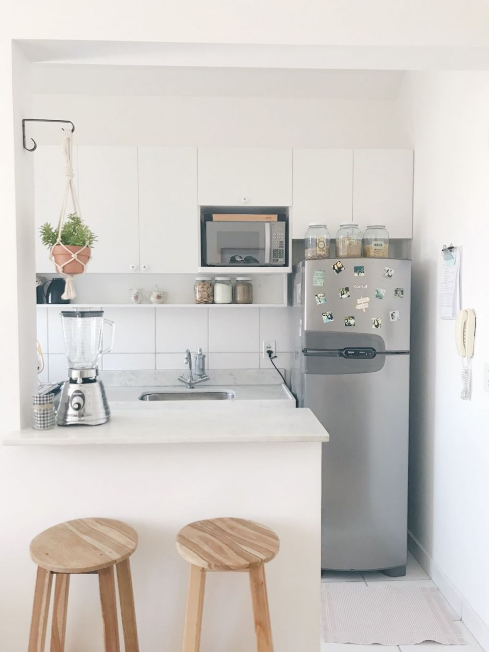 11 Desain dapur kecil dan rapi, bikin masak makin semangat meski ruangan bak gang senggol