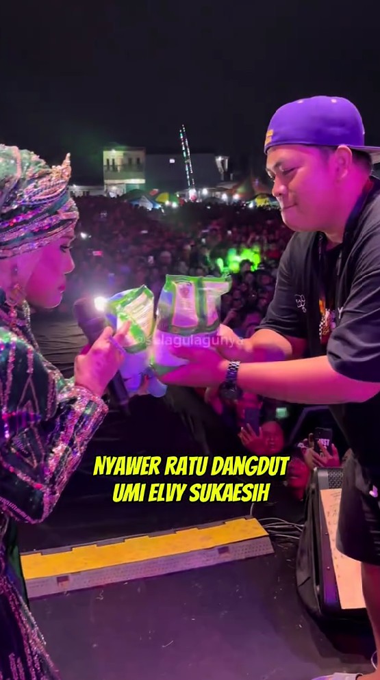 Bukan duit, Elvy Sukaesih malah disawer sembako saat manggung, 7 momennya bikin nggak habis pikir