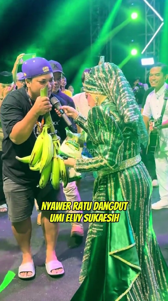 Bukan duit, Elvy Sukaesih malah disawer sembako saat manggung, 7 momennya bikin nggak habis pikir