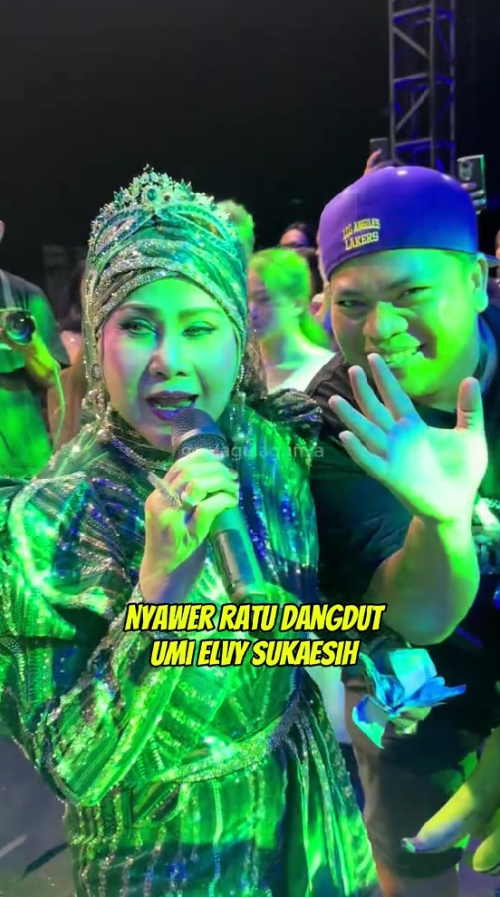 Bukan duit, Elvy Sukaesih malah disawer sembako saat manggung, 7 momennya bikin nggak habis pikir