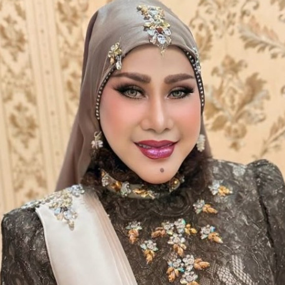 Bukan duit, Elvy Sukaesih malah disawer sembako saat manggung, 7 momennya bikin nggak habis pikir