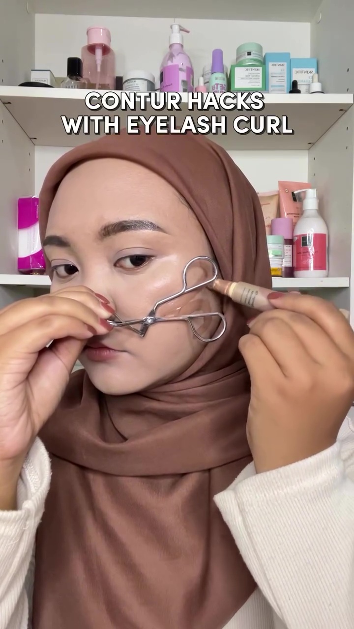 Cara baru bikin kontur wajah agar pipi auto tirus dan lebih simetris, kuncinya di 1 alat makeup ini
