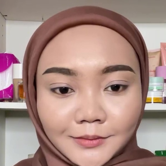 Cara baru bikin kontur wajah agar pipi auto tirus dan lebih simetris, kuncinya di 1 alat makeup ini