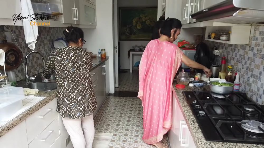 Tak kalah mewah dari dapur bersih, ini 7 cara Yuni Shara menata dapur kotor jadi bergaya klasik