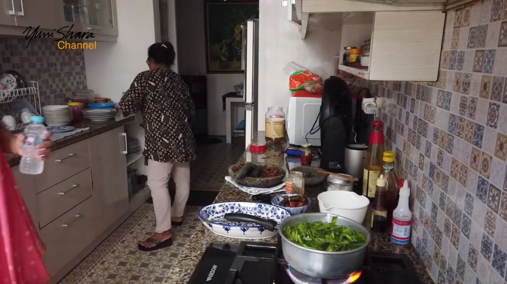 Tak kalah mewah dari dapur bersih, ini 7 cara Yuni Shara menata dapur kotor jadi bergaya klasik