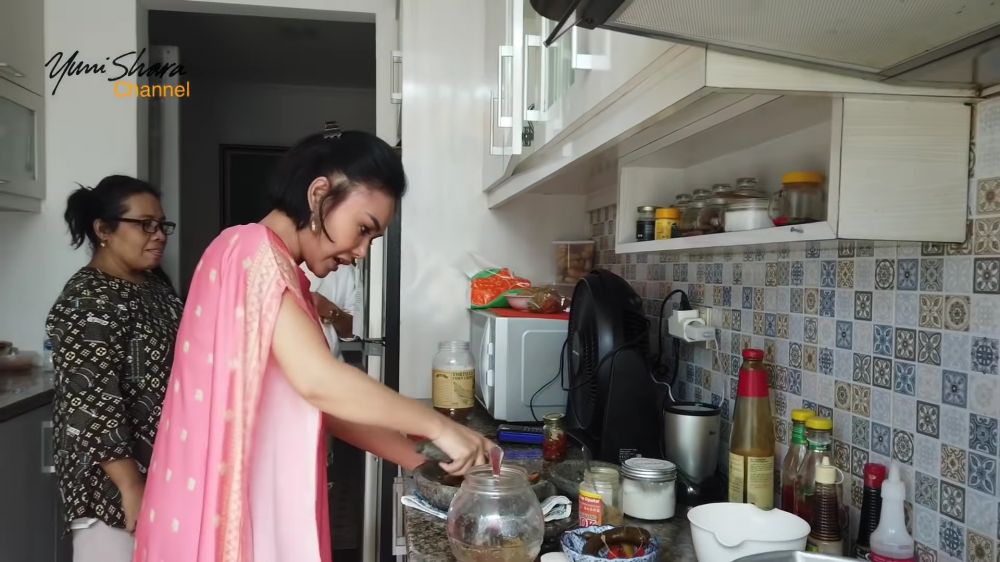 Tak kalah mewah dari dapur bersih, ini 7 cara Yuni Shara menata dapur kotor jadi bergaya klasik