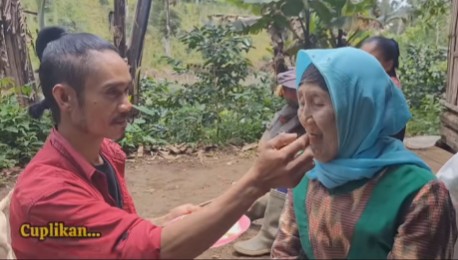 Bukti cinta tak pandang usia, pemuda nikahi nenek lebih tua 41 tahun, ini 5 potret kemesraannya