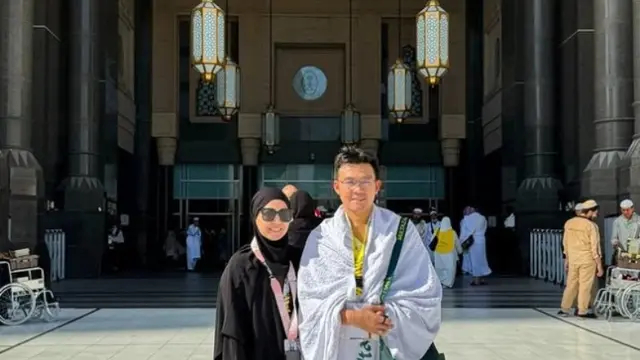 Tya Ariestya lancar ke Tanah Suci saat riuh visa furoda, ternyata naik haji lewat jalur ini